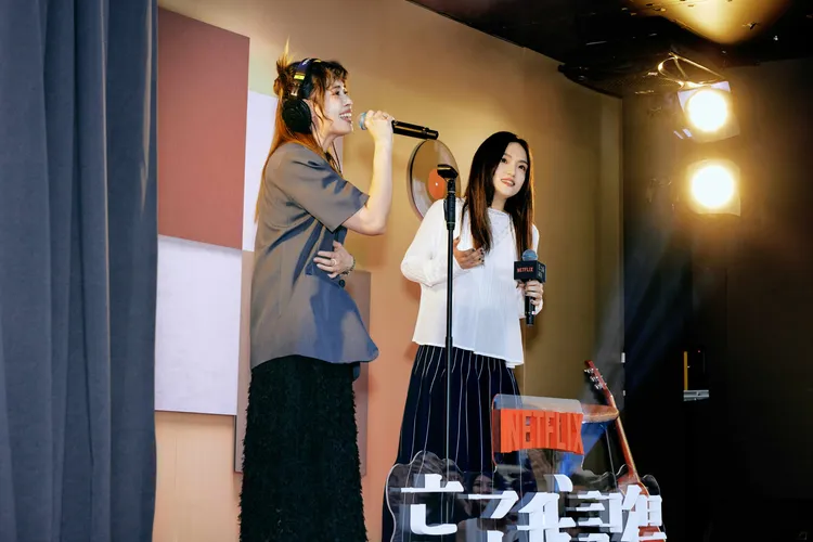素人歌手台上演唱，徐佳瑩無預警驚喜現身。Netflix提供