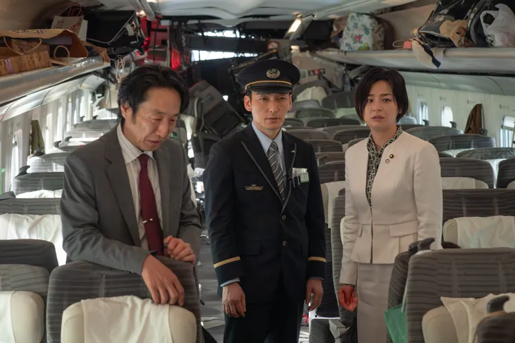 黑田大輔（左）在《新幹線驚爆倒數》飾演尾野真千子（右）的秘書，與男主角草彅剛有不少對手戲。翻攝Netflix