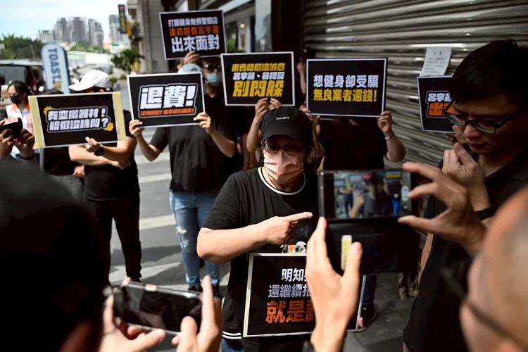 受害消費者要求谷阿莫、呂宇晟出面解決。吳佩芸提供