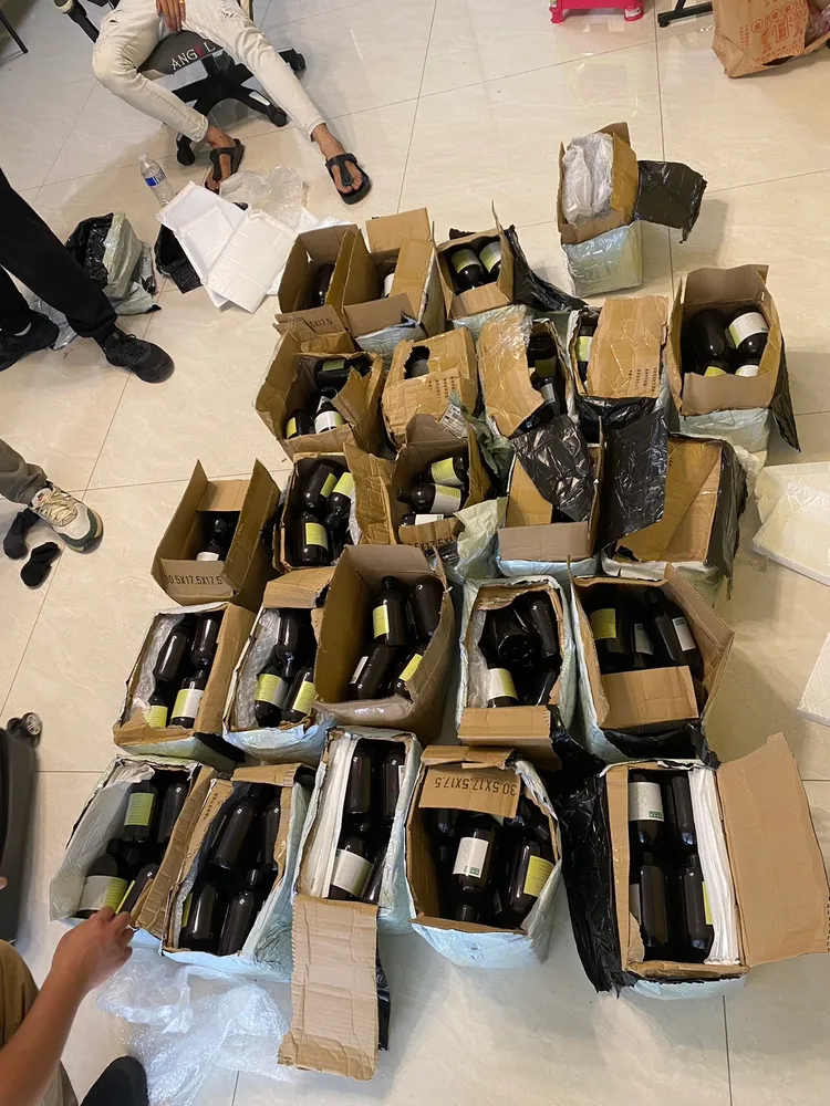 專案小組查獲毒品「喵喵」的原料。警方提供