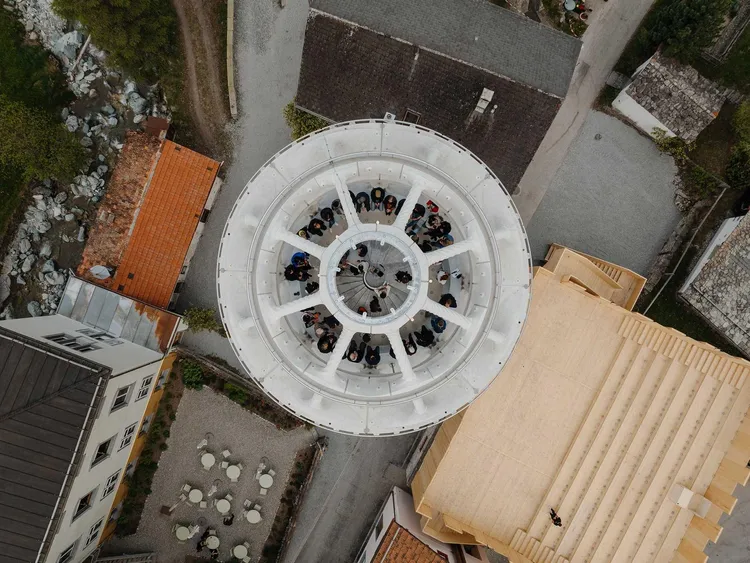 從上空拍攝白塔，可容納32名訪客。New Atlas