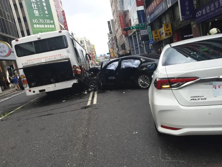 4小客車與公車追撞。翻攝畫面