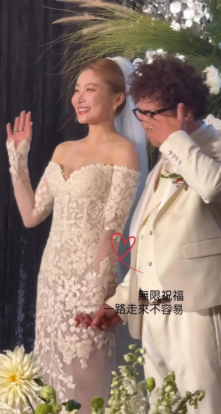 納豆（右）想到過往與依依經歷的風雨，忍不住拭淚。翻攝陳婉若IG