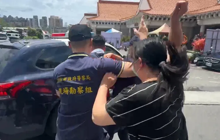 鄭男應訊後要離開，家屬二度上前，狂吼「殺人犯」，鄭男低頭不敢回應。民眾提供