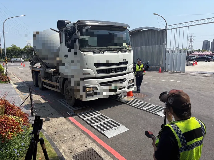 中和警強力取締大型車違規。警方提供