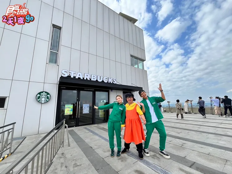 曾子余（右起）、納豆和依依到南北韓交界處的星巴克喝咖啡。TVBS提供