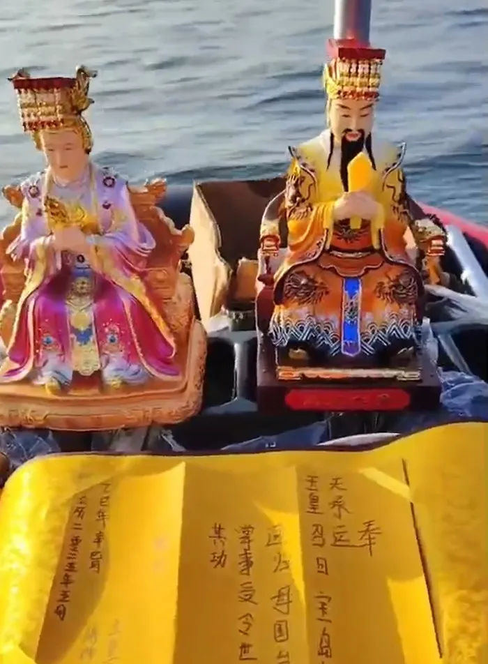 山東凱哥帶2尊神像，聲稱收到媽祖、玉皇大帝賦予的任務。