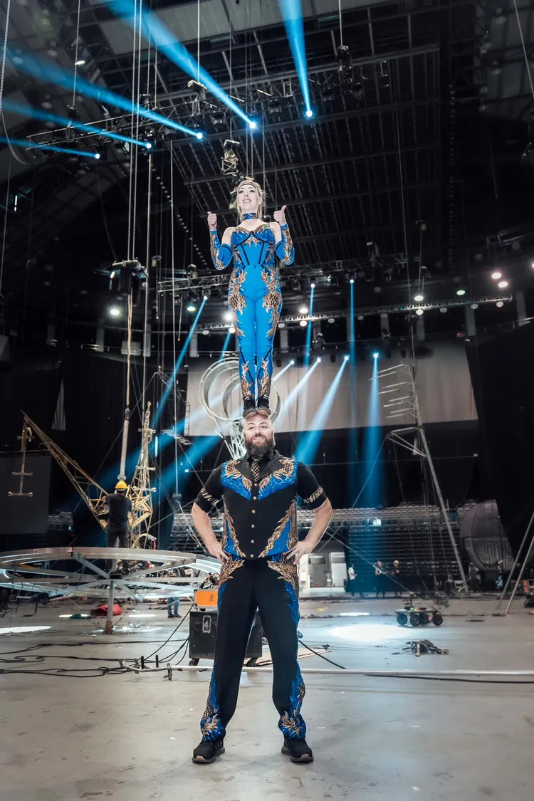 「無懼雙人組」安琪拉伯特（上）與約翰達奇默契十足。寬宏藝術提供