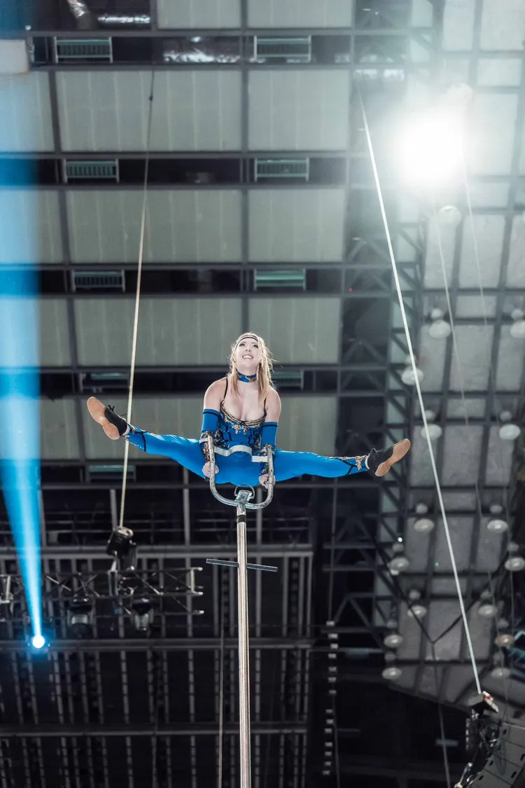 安琪拉伯特喜歡爬上8公尺的高竿。寬宏藝術提供