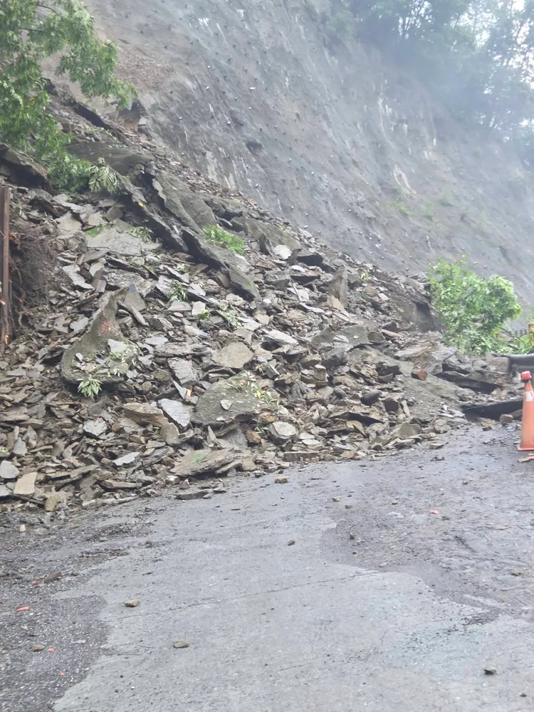 投89線力行產業道路因雨坍方，交通中斷。仁愛鄉公所提供