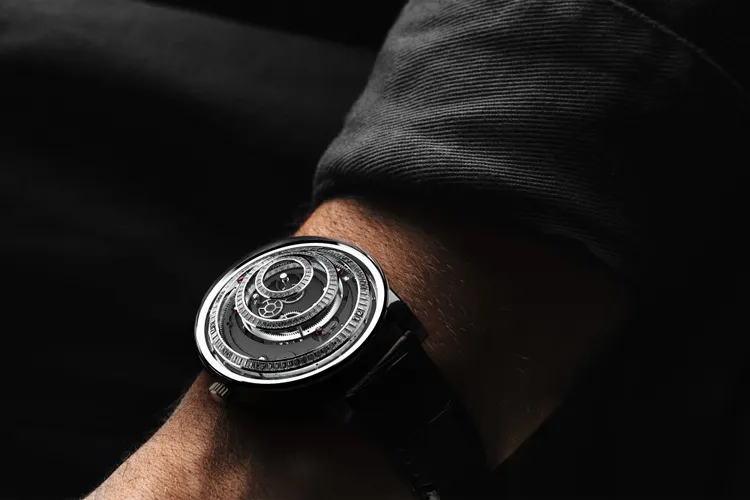 Trilobe Une Folle Journée 瘋狂的一天腕錶，40.5mm，五級鈦金屬錶殼，鏤空錶盤，皮革錶帶，X-Centric自動上鍊機芯 ，防水深度鈦金屬款50米、玫瑰金款30米。品牌提供