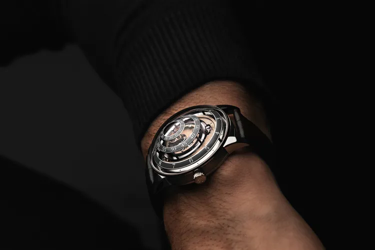 Trilobe Une Folle Journée 瘋狂的一天腕錶，40.5mm，五級鈦金屬錶殼，鏤空錶盤，皮革錶帶，X-Centric自動上鍊機芯 ，防水深度鈦金屬款50米、玫瑰金款30米。品牌提供