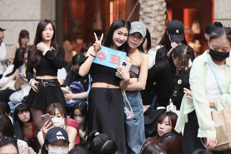 活動還有兩小時，李洙赫粉絲已擠爆現場。彭欣偉攝