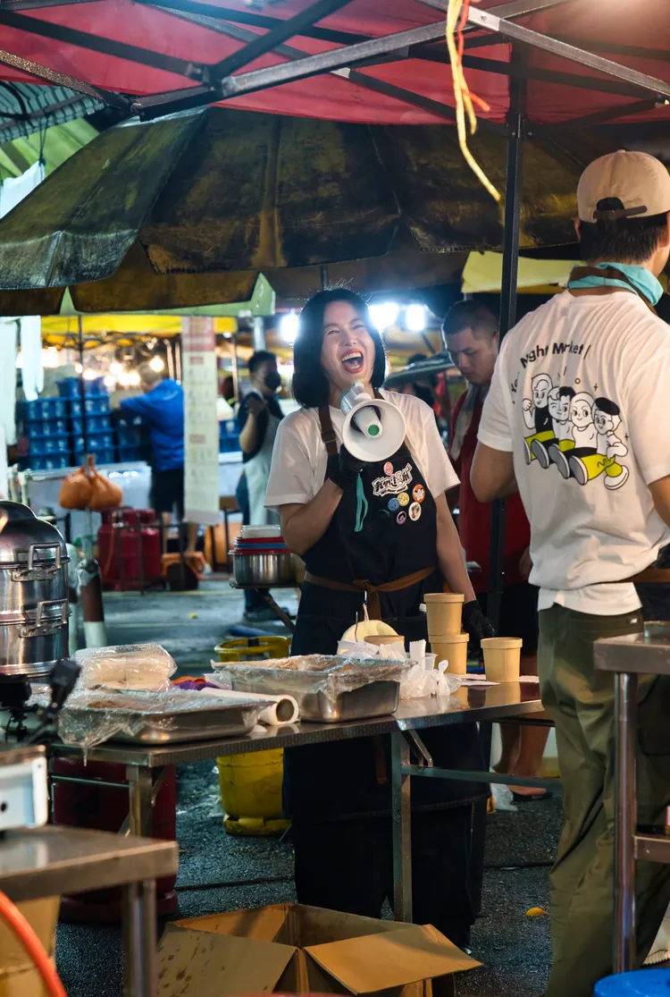 苗可麗不斷呼喊客人。華視提供