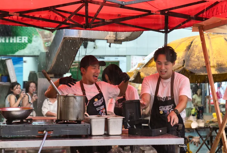 蔡昌憲（左）、謝承偉遇大雨，樂觀覺得遇水則發。華視提供