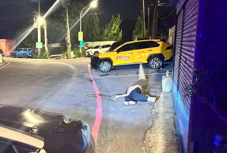 男子遭丟包倒臥街頭。大園警分局提供