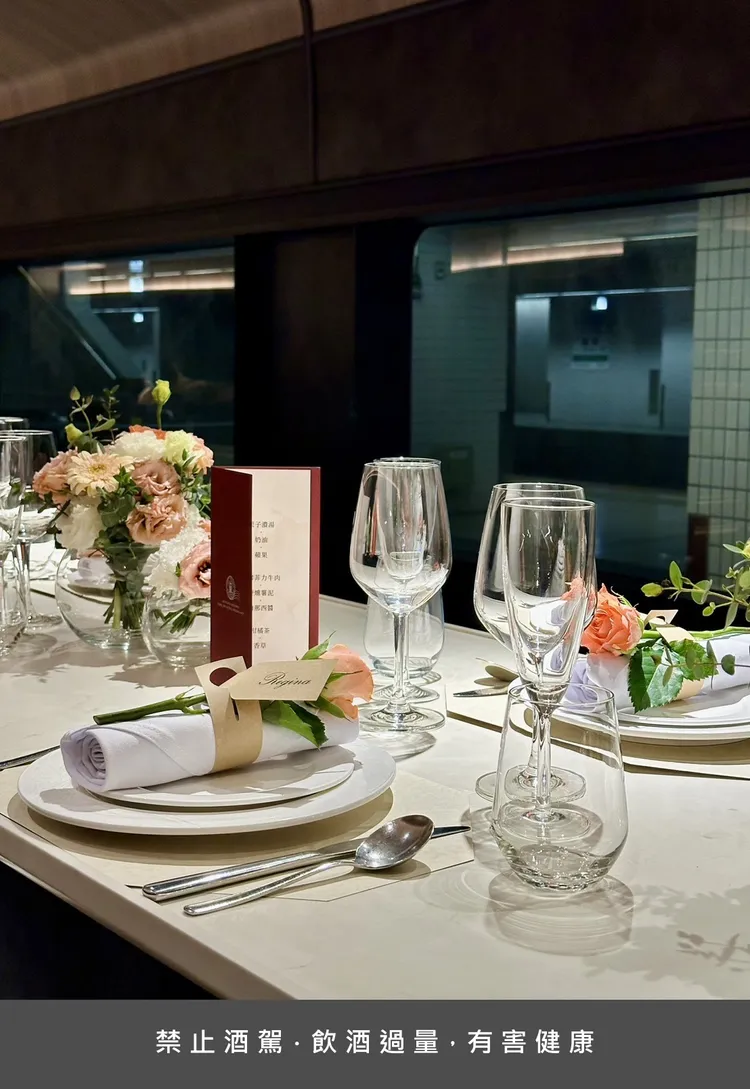 鳴日廚房「鐵道婚禮專車」由君品酒店米其林廚藝團隊設計專屬菜單，融合在地風味與世界級餐飲技藝，構築移動中的極致宴會。雲品國際提供