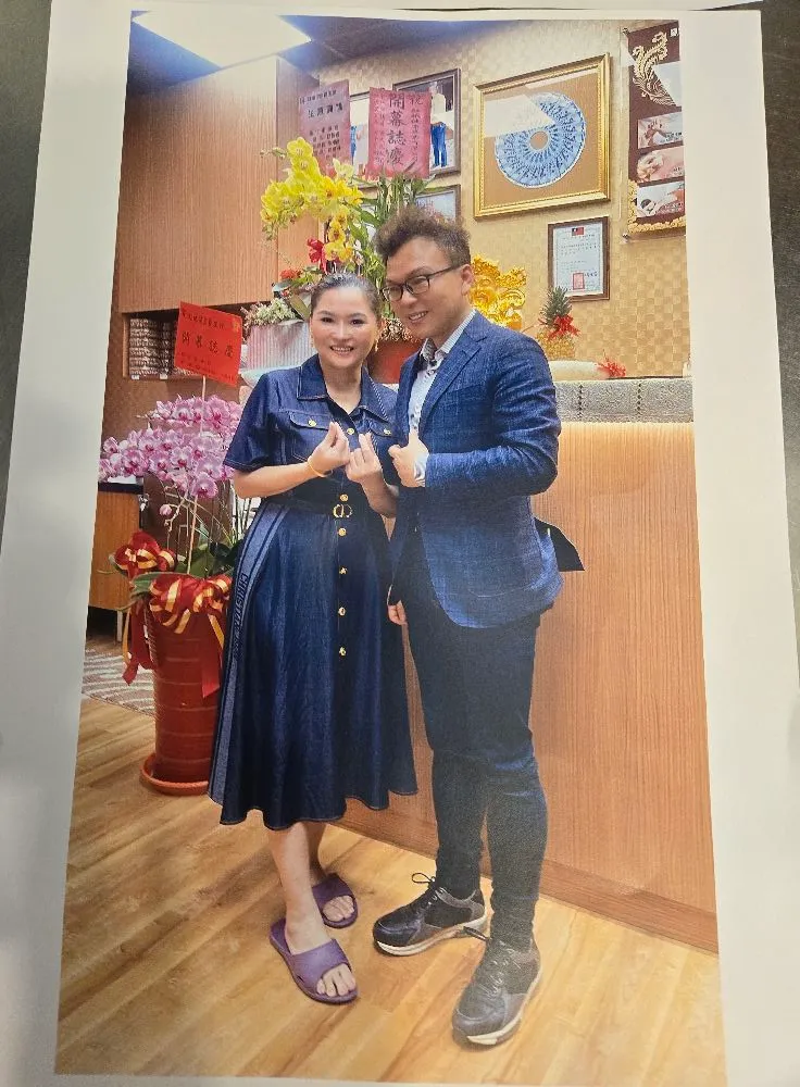 鄭正鈐(右)與何氏卿(左)交情匪淺。翻攝林志潔臉書