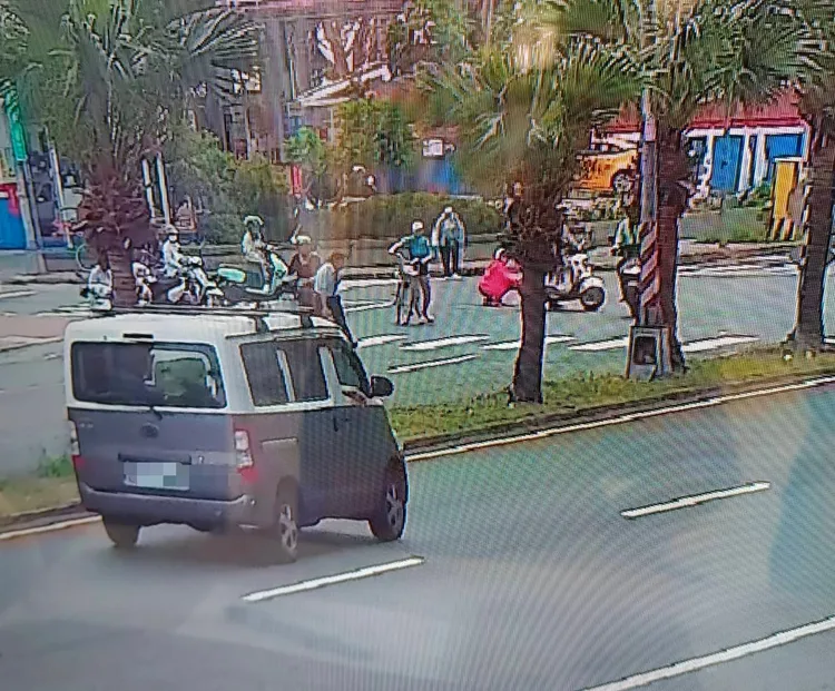 王男腰包沿路飛出鈔票，路人連忙下車幫忙撿錢。翻攝畫面