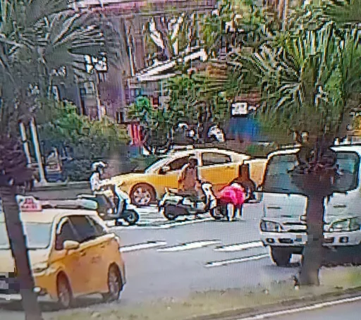 高雄街頭飄來千元鈔票雨!路人幫忙撿 警方提醒一件事
