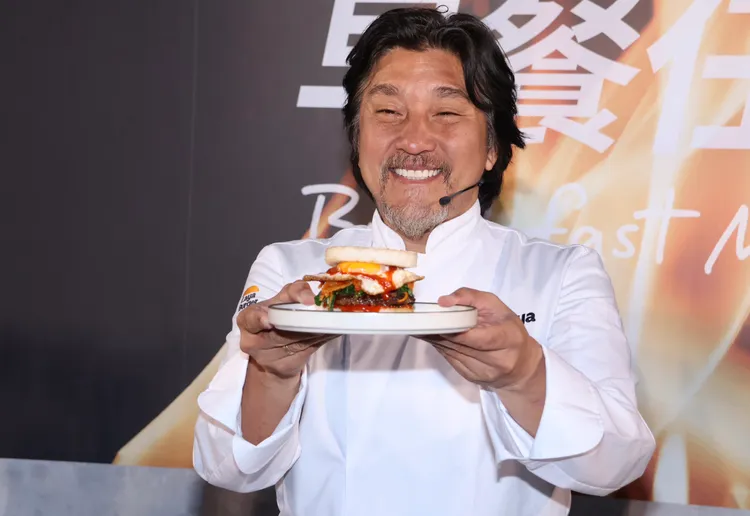 主廚現場製作「Edward Lee帶著走韓式拌飯米堡」，當中特別夾入醃菠菜、泡菜等不同於一般漢堡的配料。莊宗達攝