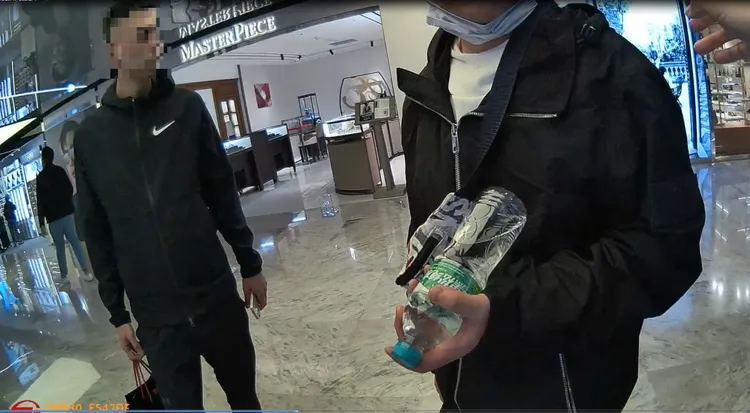 被害人(右)獲救，左為蔡姓男子。航警局提供