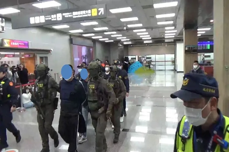 嫌犯自境外押解返台。翻攝畫面