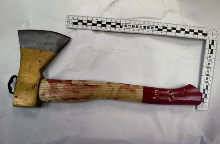 作案用斧頭。新竹縣警局提供