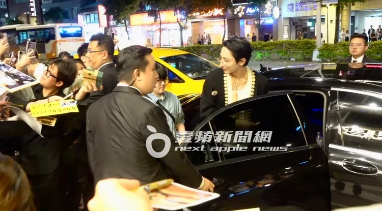 李洙赫看到大批粉絲在外等候，露出笑容。特勤中心攝