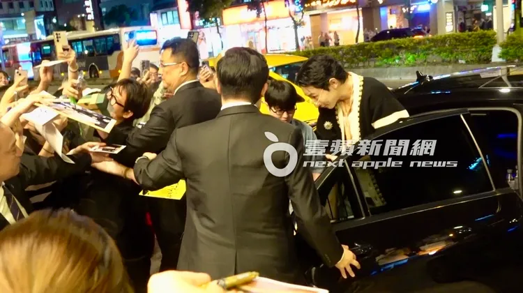 李洙赫剛下賓士車，保鑣幫忙開車門。特勤中心攝