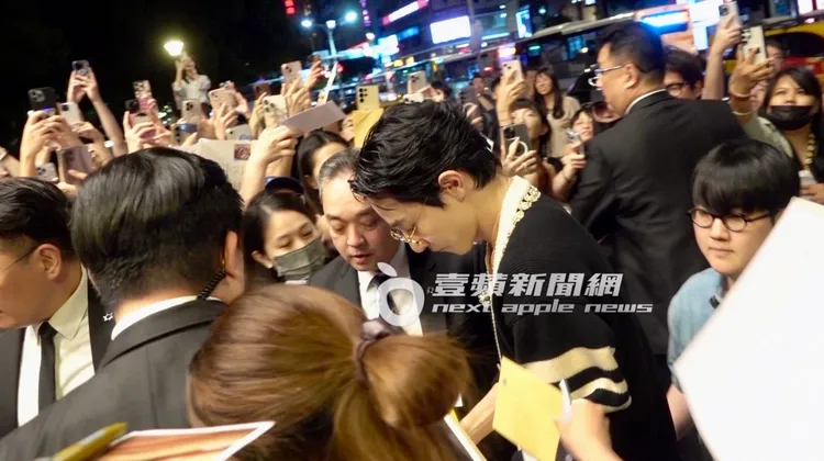 李洙赫往餐廳移動的路上被粉絲包圍，簽名寵粉。特勤中心攝