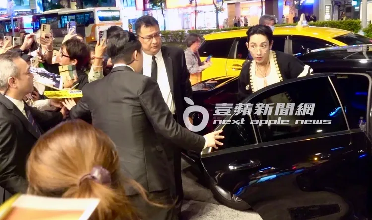 李洙赫被百名在金豬食堂餐廳外等待的粉絲嚇到。特勤中心攝