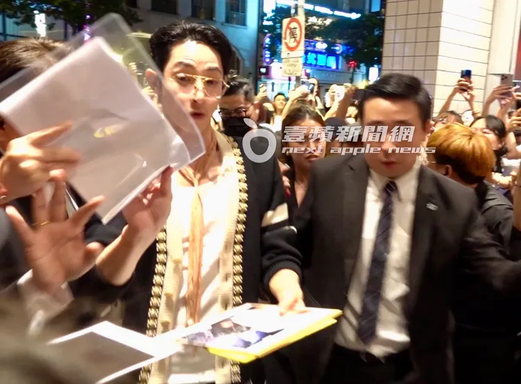 「盛世美顏」李洙赫手上已拿太子妃們給的禮物和情書，幫大家簽名。特勤中心攝