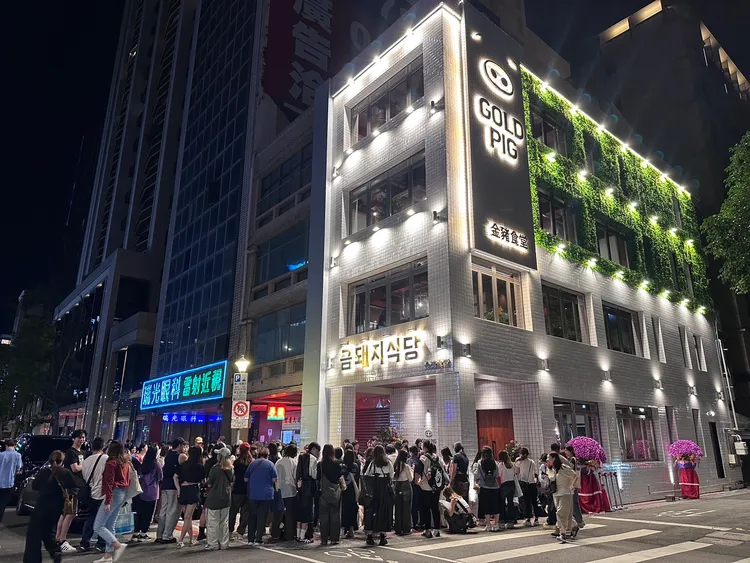 深夜10點半，金豬食堂外頭越晚越多人圍觀。特勤中心攝