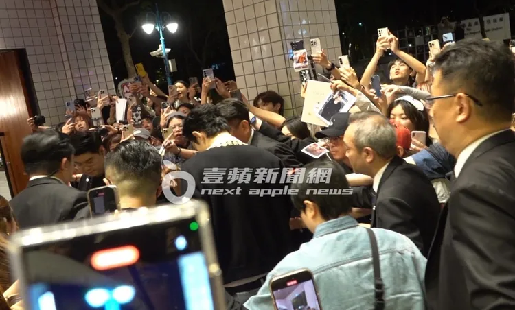 李洙赫往金豬食堂餐廳大門移動，邊拿粉絲送的禮物和情書。特勤中心攝