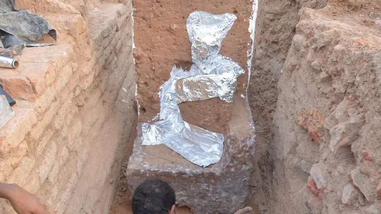 目前骨骸只有被蓋住，附近居民也會來參觀。BBC