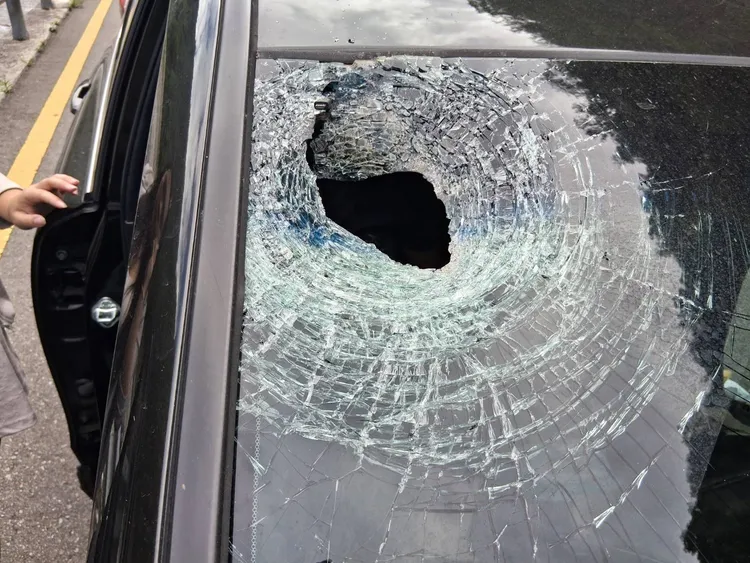 休旅車前擋風玻璃被落石砸出一個大洞。民眾提供