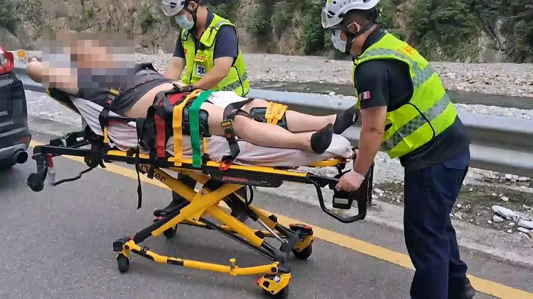 23歲男乘客被落石砸傷，送醫沒有大礙。民眾提供