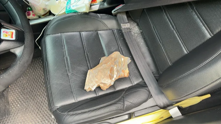 砸進休旅車內的石塊。民眾提供