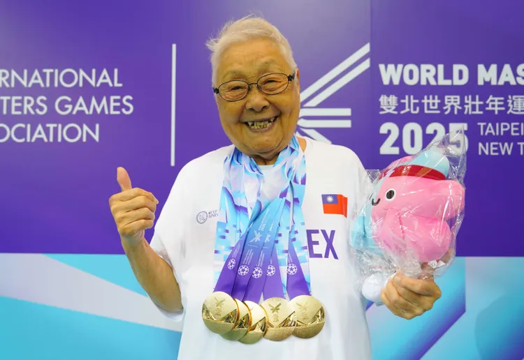 97歲阿嬤唐成瑤脖子上掛滿游泳、田徑5面金牌，格外珍惜每一次站上賽場的時刻。世壯運執委會提供