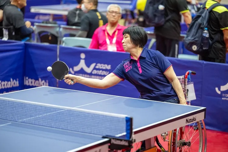 臺灣「最強桌球阿嬤」盧碧春披戰袍挑戰世壯運拿下金牌。體育局提供