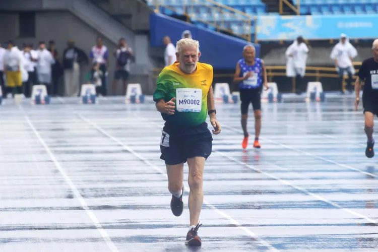 昆凌爺爺Laurence Quinlivan拿下標槍與田徑1金1銀好成績，身為孫女的昆凌傳訊祝賀，爺爺的表現激勵了他們。世壯運執委會提供