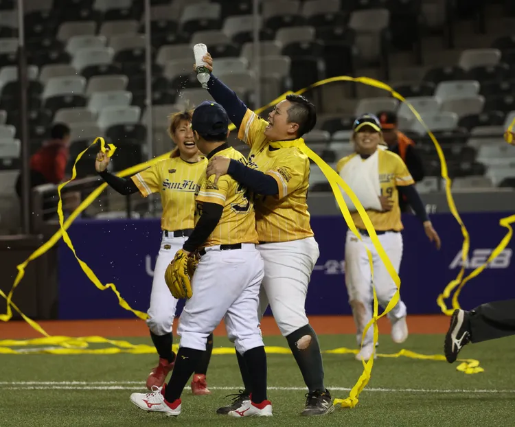 大巨蛋首場女子棒球賽就上演驚天大逆轉，前奧運國手李秋靜扮演大功臣。世壯運執委會提供