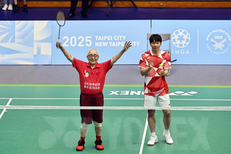 跨世代羽球雙打表演賽，104歲老頑童林友茂(圖左)打下致勝分。世壯運執委會提供