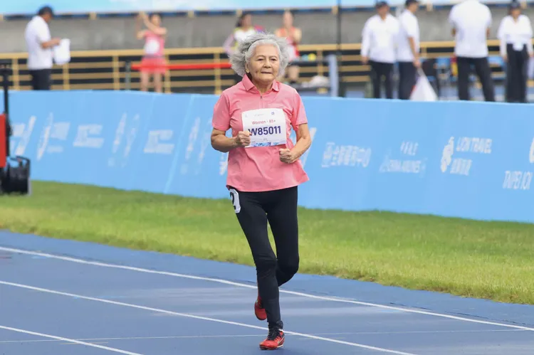 88歲的「噴射機阿嬤」林潘秀雲世壯運連奪4金，曾韌帶受傷幾乎無法行走，現在她努力返回賽場，要健康跑到100歲。世壯運執委會提供
