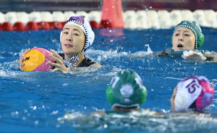 賈永婕組團隊參加世壯運水球比賽獲得金牌，勝利後團隊大呼「人美又會運動」。世壯運執委會提供