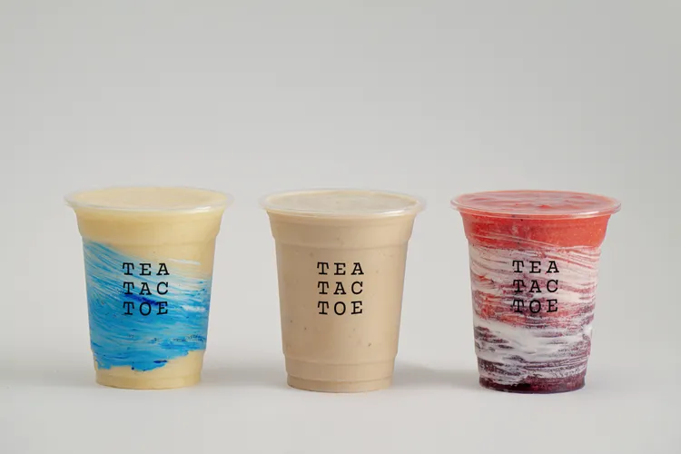 TEA TAC TOE推出經典果昔、機能果昔與綠果昔三大系列，豐富多元選擇滿足果昔迷找到專屬果昔。業者提供