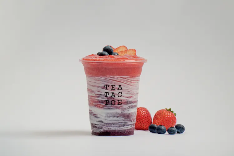 主打富含莓果多酚的「膠原魅紫」機能果昔，採用酸甜草莓、藍莓搭配滑順優格與膠原蛋白粉，帶來味蕾甜蜜與肌膚美顏的雙重滿足。業者提供