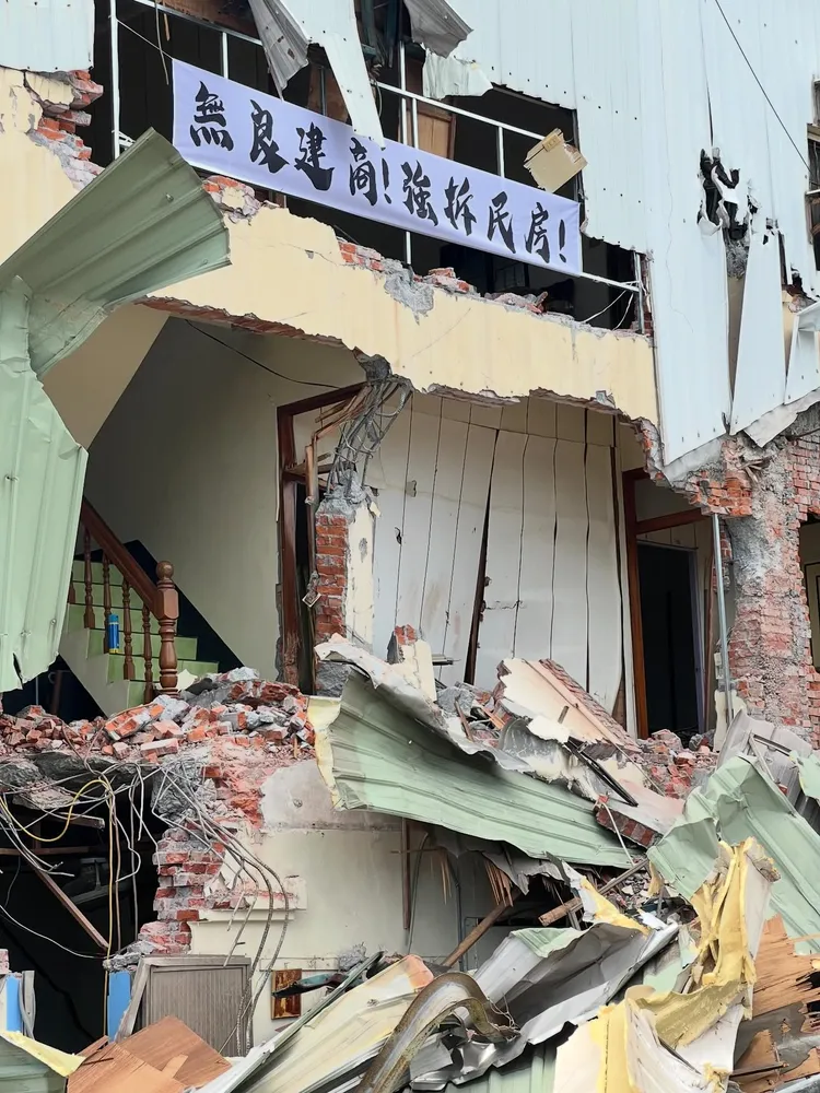 游姓老翁所住的房子被怪手強行拆除。翻攝Threads