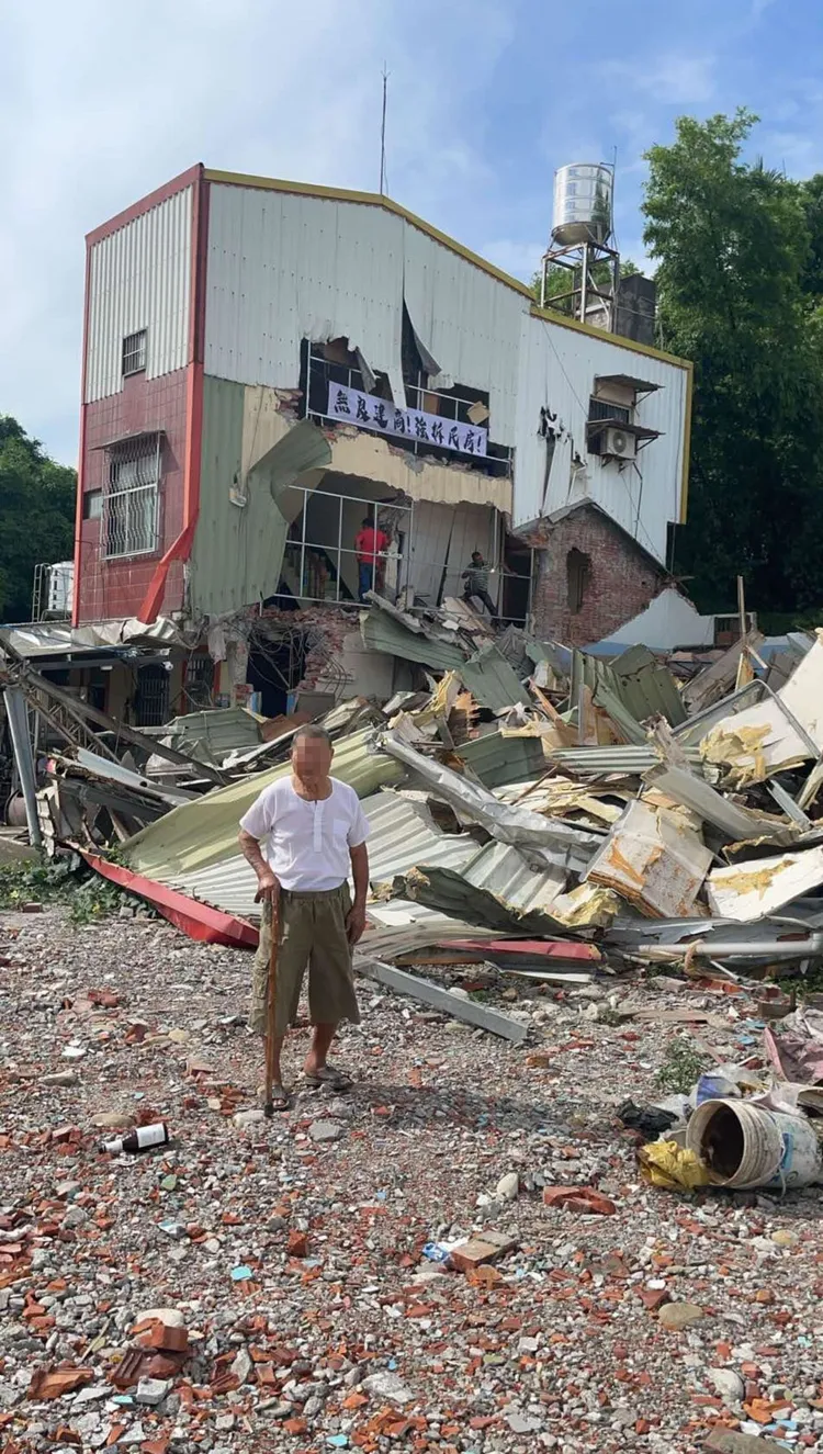 游翁說，當時大喊「裡面有貴重物品」，但怪手仍拆掉房子。翻攝Threads